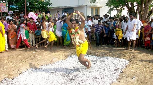 விராலிமலை மெய்கண்ணுடையாள் கோயில் சித்திரை திருவிழா: நூற்றுக்கணக்காண பக்தர்கள் தீமிதித்து வேண்டுதல் நிறைவேற்றம்