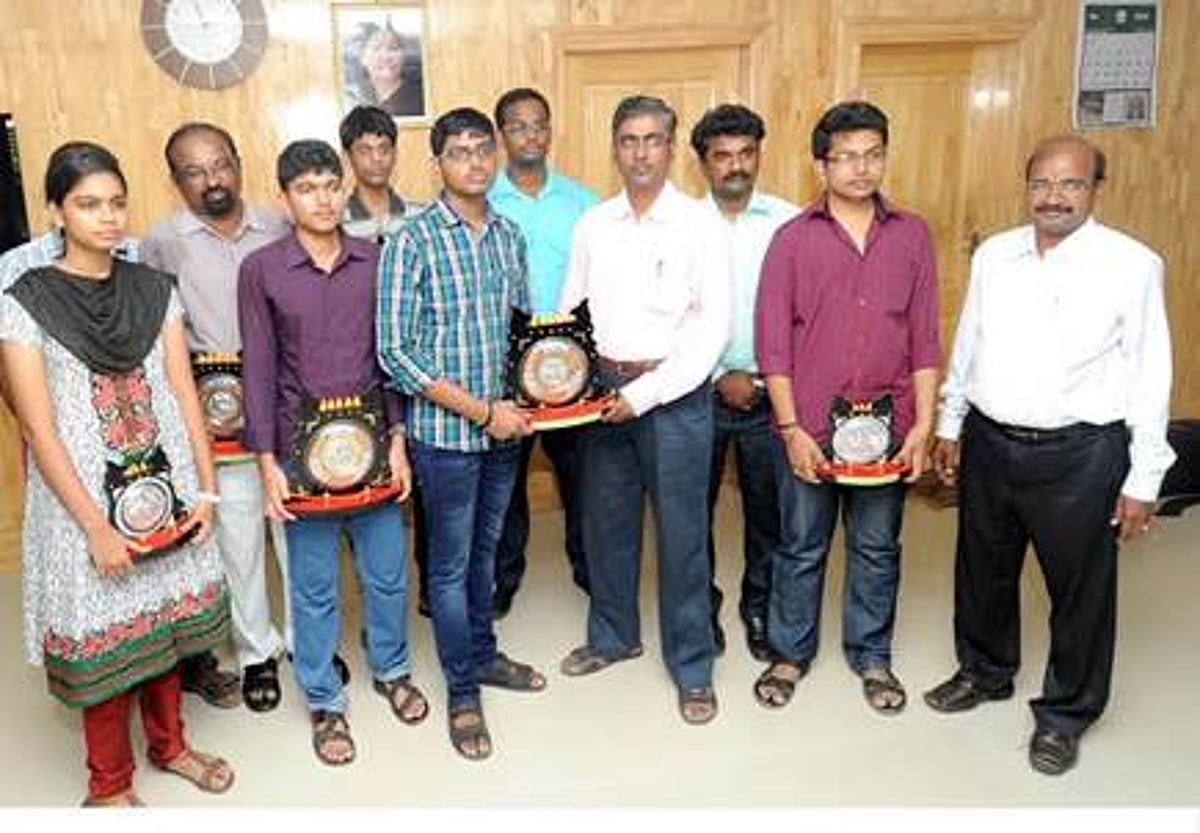 விருதுநகர் மாவட்ட அளவில் சிறப்பிடம் பெற்ற மாணவ, மாணவிகளுக்கு ஆட்சியர் பாராட்டு