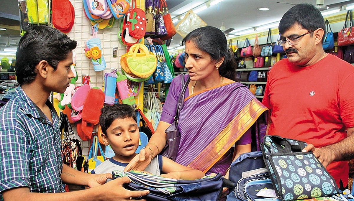 புத்தகப் பைகள், காலணிகள் விலை உயர்வு