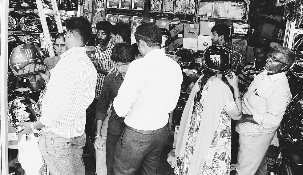 உயர்நீதிமன்ற உத்தரவு எதிரொலி: கடைகளில் தலைக்கவசம் விற்பனை அமோகம்! 