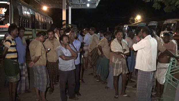 விருதுநகரில் நடத்துனரின் பணியிடை நீக்கத்தை கண்டித்து போக்குவரத்து தொழிலாளர்கள் போராட்டம்