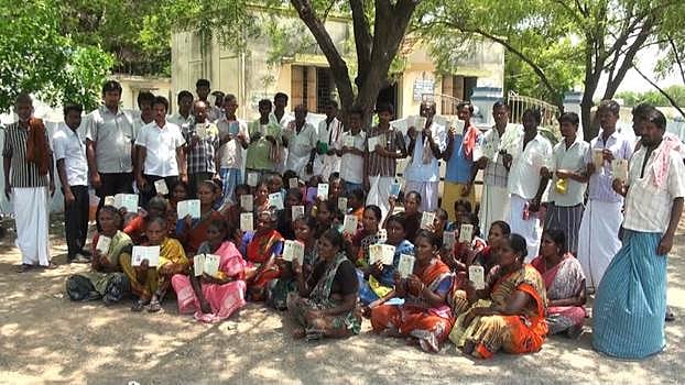 இலவச நிலம் வழங்க வலியுறுத்தி பொதுமக்கள் குடும்ப அட்டைகளை ஒப்படைக்கும் போராட்டம்