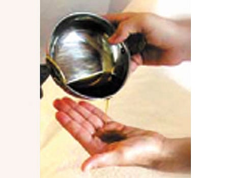 ஆயுள் காக்கும் ஆயுர்வேதம்: எண்ணெய் தேய்த்துக் குளிக்க உகந்த நாள்!