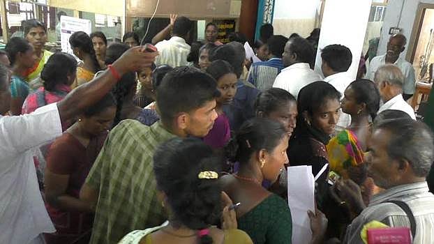 விருதுநகரில் விலையில்லா பொருள்கள் வழங்க வலியுறுத்தி வட்டாட்சியர் அலுவலகம் முற்றுகை