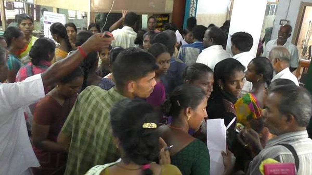 விருதுநகரில் விலையில்லா பொருள்கள் வழங்க வலியுறுத்தி வட்டாட்சியர் அலுவலகம் முற்றுகை