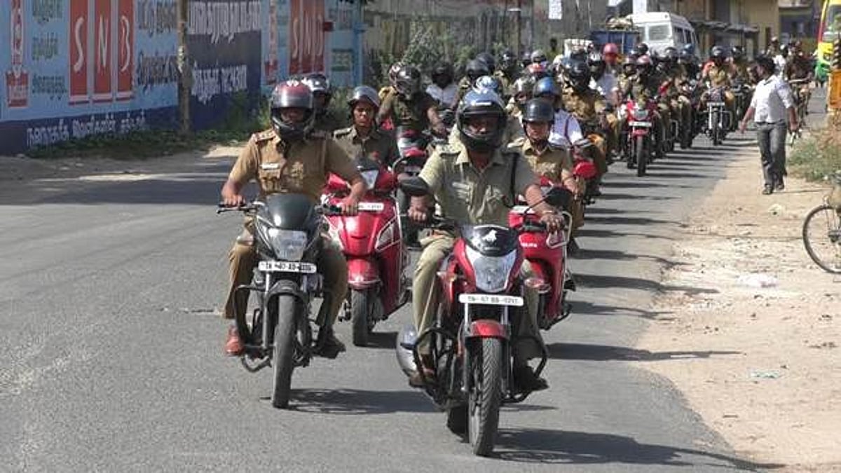 விருதுநகரில் தலைக்கவசம் அணிவதின் அவசியத்தை வலியுறுத்தி விழிப்புணர்வு பேரணி