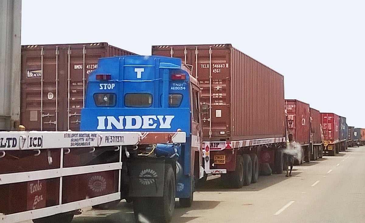 30 கி.மீ. தொலைவுக்கு காத்திருக்கும் சரக்குப் பெட்டக லாரிகள்: சுங்க அதிகாரிகளின் செயல்பாட்டில் சுணக்கம்