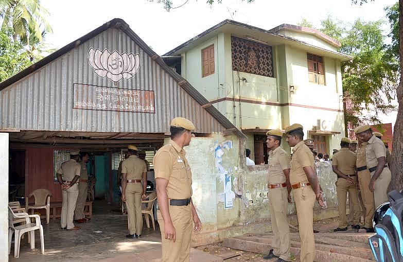 காரைக்குடியில் எச். ராஜா வீட்டில் பெட்ரோல் குண்டுகள் வீச்சு சம்பவம்: சிவகங்கை மாவட்ட எஸ்.பி நேரில் விசாரணை