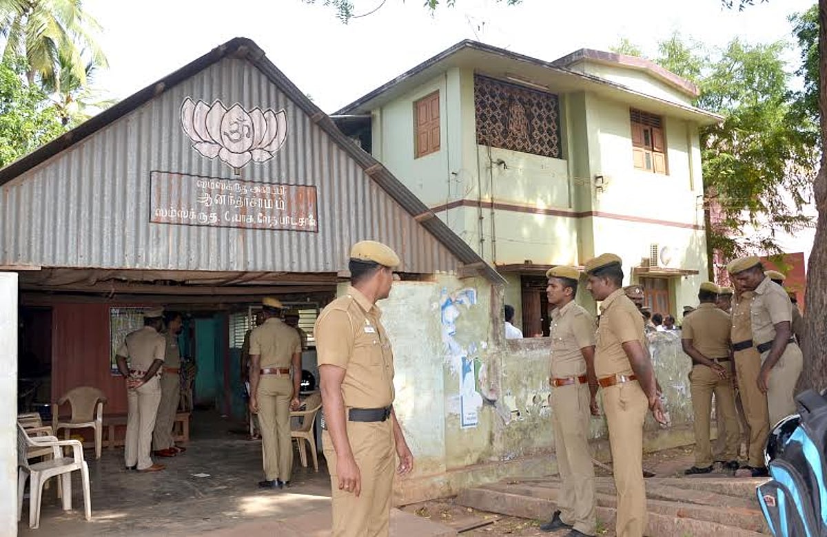 காரைக்குடியில் எச். ராஜா வீட்டில் பெட்ரோல் குண்டுகள் வீச்சு சம்பவம்: சிவகங்கை மாவட்ட எஸ்.பி நேரில் விசாரணை