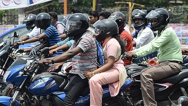 தலைக்கவசம் இல்லையெனில் பெட்ரோல் கிடையாது: உத்தரப் பிரதேசத்தில் இன்று முதல் புதிய விதி அமல்