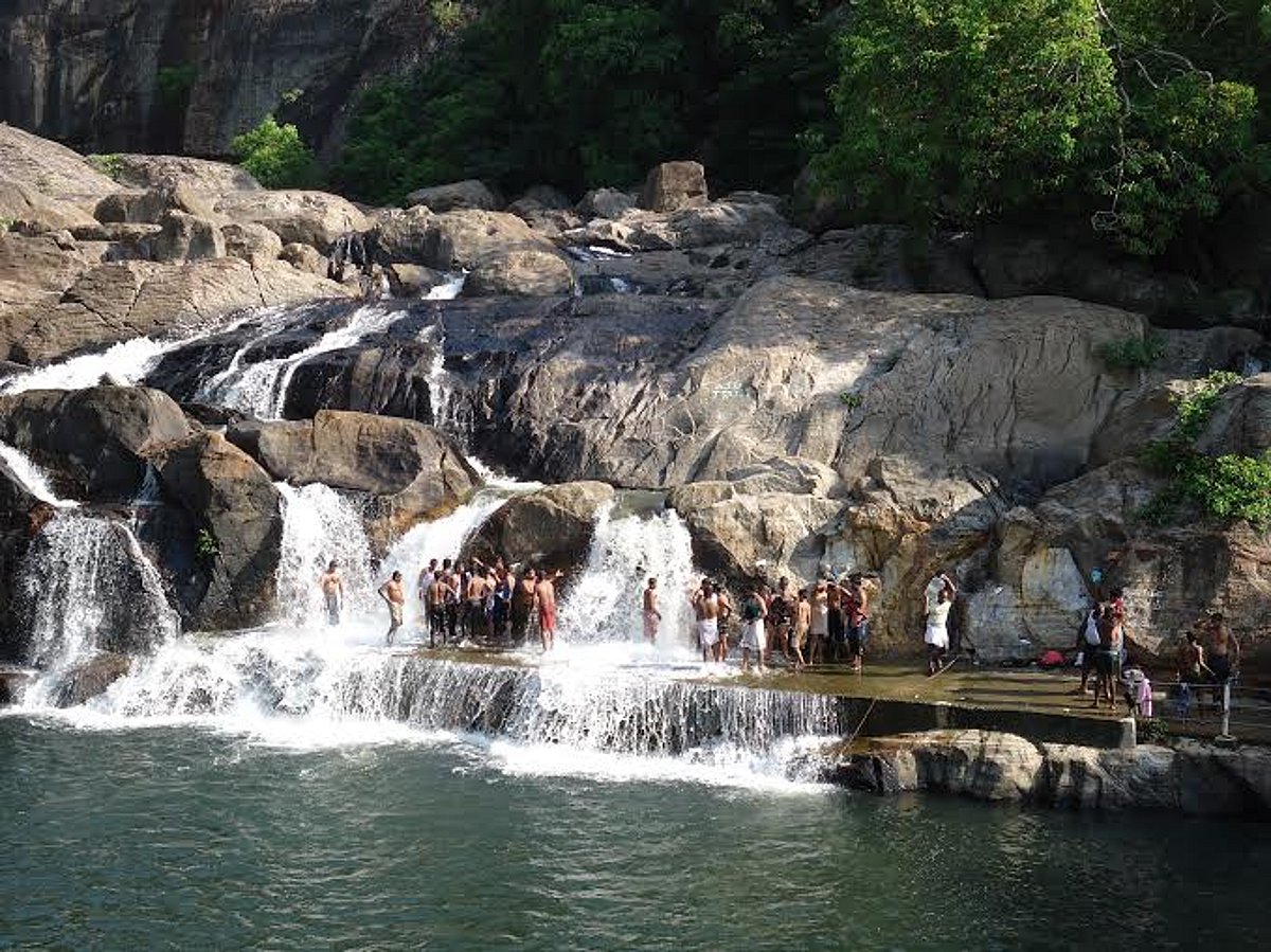 பாபநாசம், மணிமுத்தாறு அருவியில் குவிந்த சுற்றுலாப் பயணிகள்!