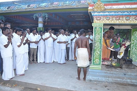 ஸ்ரீவில்லிபுத்தூர் குல தெய்வ கோவிலில் அமைச்சர் பன்னீர்செல்வம் வழிபாடு