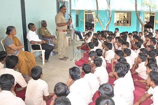 ஸ்ரீவில்லிபுத்தூர் பகுதியில் சமுதாய மோதல்கள்: பள்ளிகளுக்குச் சென்று அறிவுரை வழங்கிய போலீஸார்