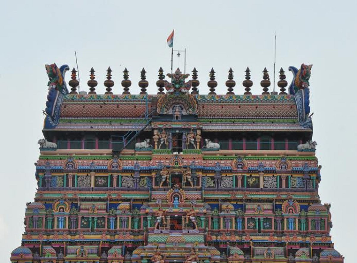 சுதந்திரதின விழா: ஸ்ரீநடராஜர் கோயில் கோபுரத்தில் தேசியக்கொடி ஏற்றப்பட்டது