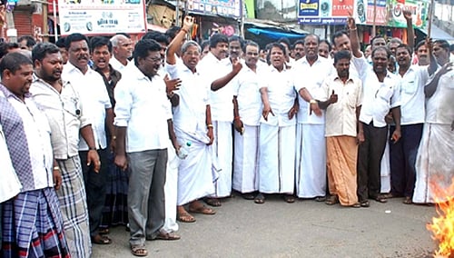 நெய்வேலியில் ஈ.வி.கே.எஸ்.இளங்கோவன் உருவ பொம்மை எரிப்பு