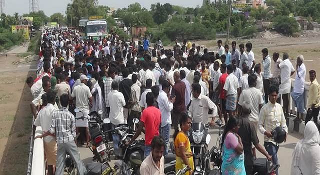 திருக்கோவிலூரில் லாரி மோதி இளைஞர் 2 பேர் சாவு: சுமார் 1 மணி நேரத்துக்கும் மேல் போக்குவரத்து பாதிப்பு