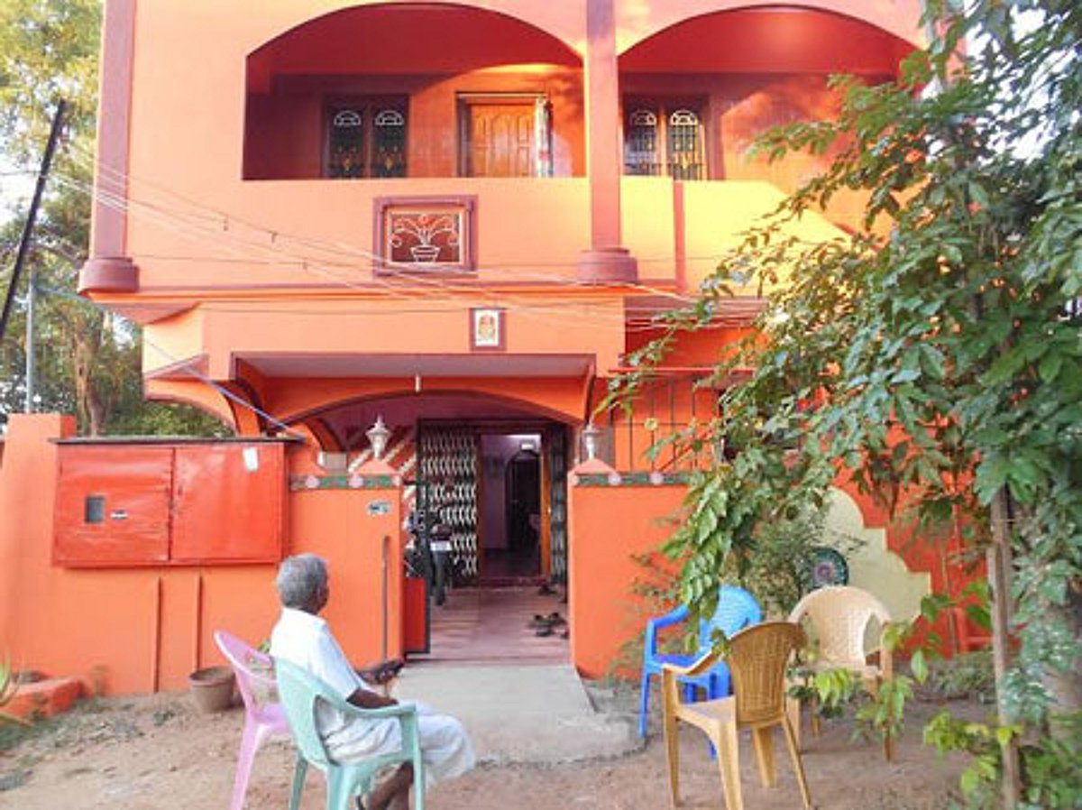 காலில் விழுந்து ஆசீர்வாதம் பெற்று ஸ்ரீவில்லிபுத்தூரில் கத்திமுனையில் 50 பவுன் நகை: ரூ.1.50 லட்சம் கொள்ளை