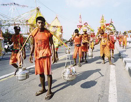 புனித நீரைச் சுமக்கும் "கன்வாரிகள்'