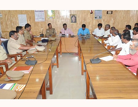 விநாயகர் சதுர்த்தி விழா: பொதுமக்களுக்கு இடையூறு இல்லாமல் வழிபாடு செய்ய வேண்டும்