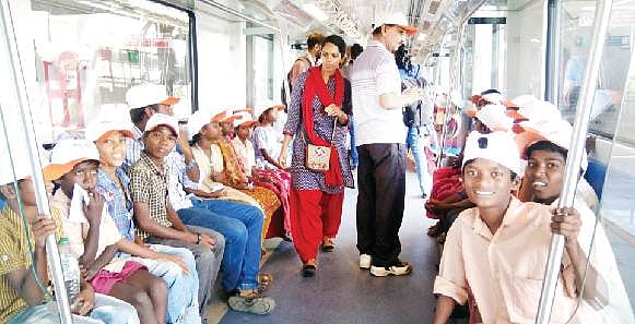 மெரீனா அலையையும், மெட்ரோ ரயிலையும் வியந்த குழந்தைகள்! 