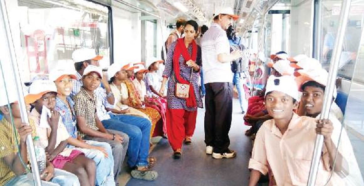 மெரீனா அலையையும், மெட்ரோ ரயிலையும் வியந்த குழந்தைகள்!