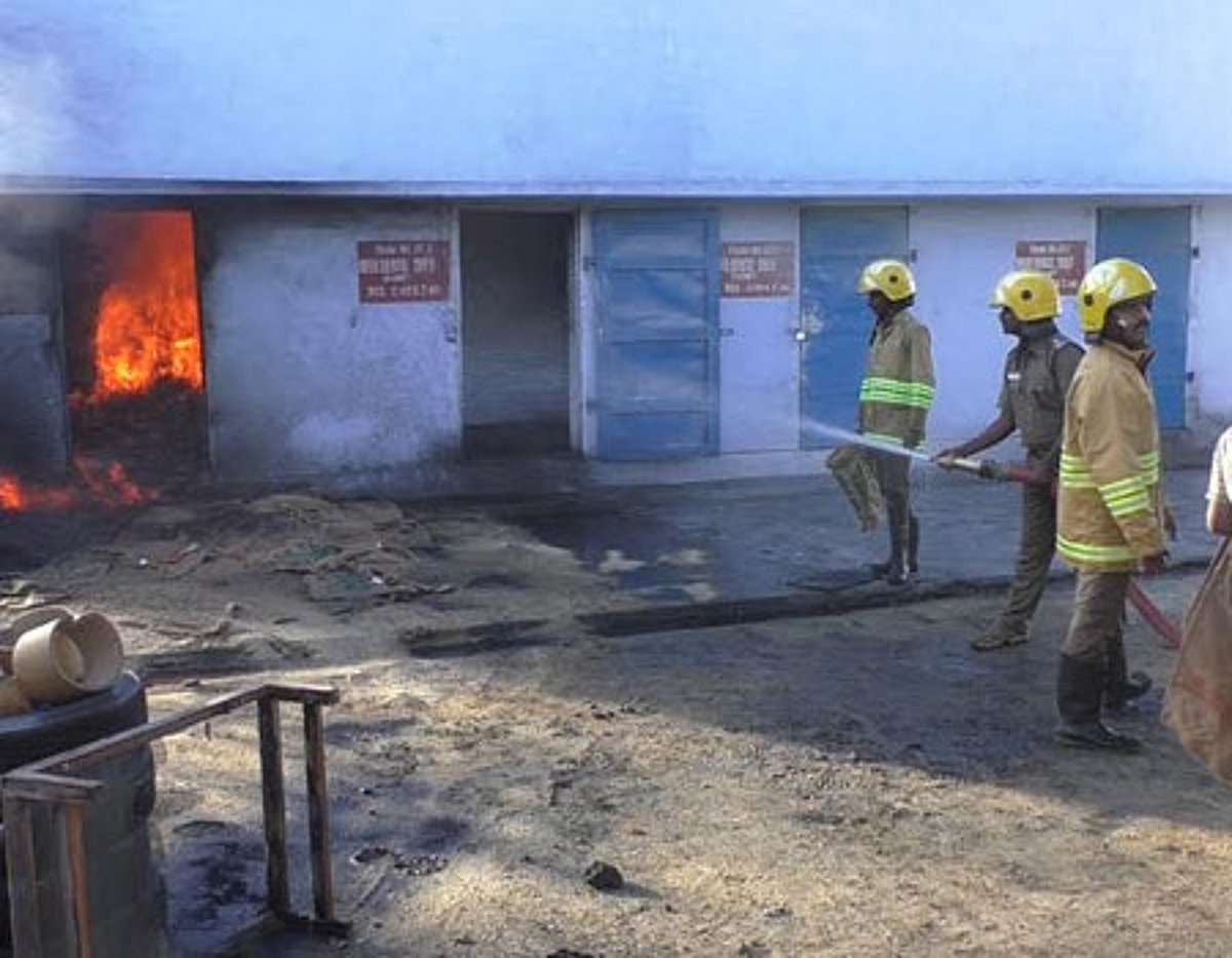 விருதுநகர் அருகே பட்டாசு ஆலையில் தீ விபத்து தொழிலாளி காயம்: 2பேர் மீது வழக்கு