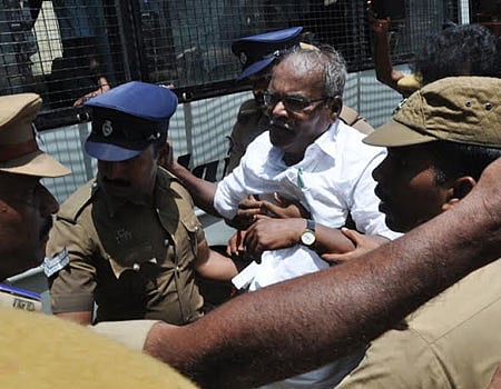 சிதம்பரத்தில் ரயில் மறியல் போராட்டத்தில் ஈடுபட முயன்ற போது தள்ளு, முள்ளு: கே.பாலகிருஷ்ணன் எம்எல்ஏ மருத்துவமனையில் அனுமதி