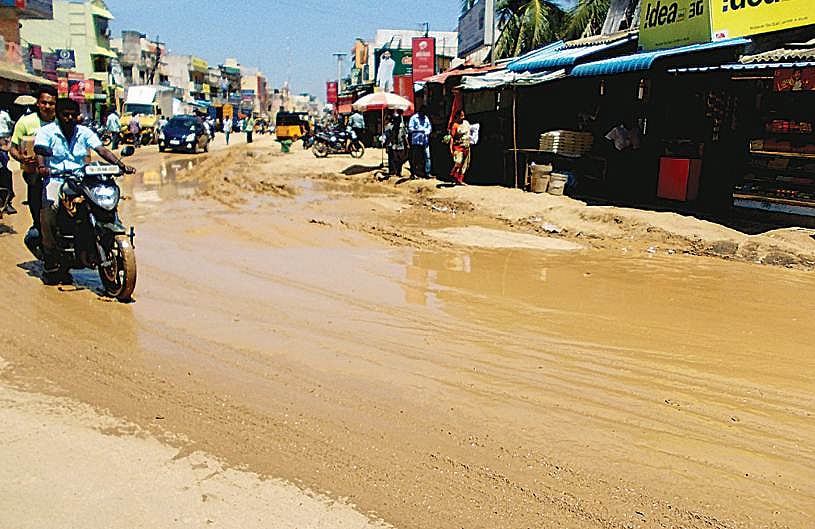 சேறும், சகதியுமான ஸ்ரீபெரும்புதூர் காந்தி சாலை