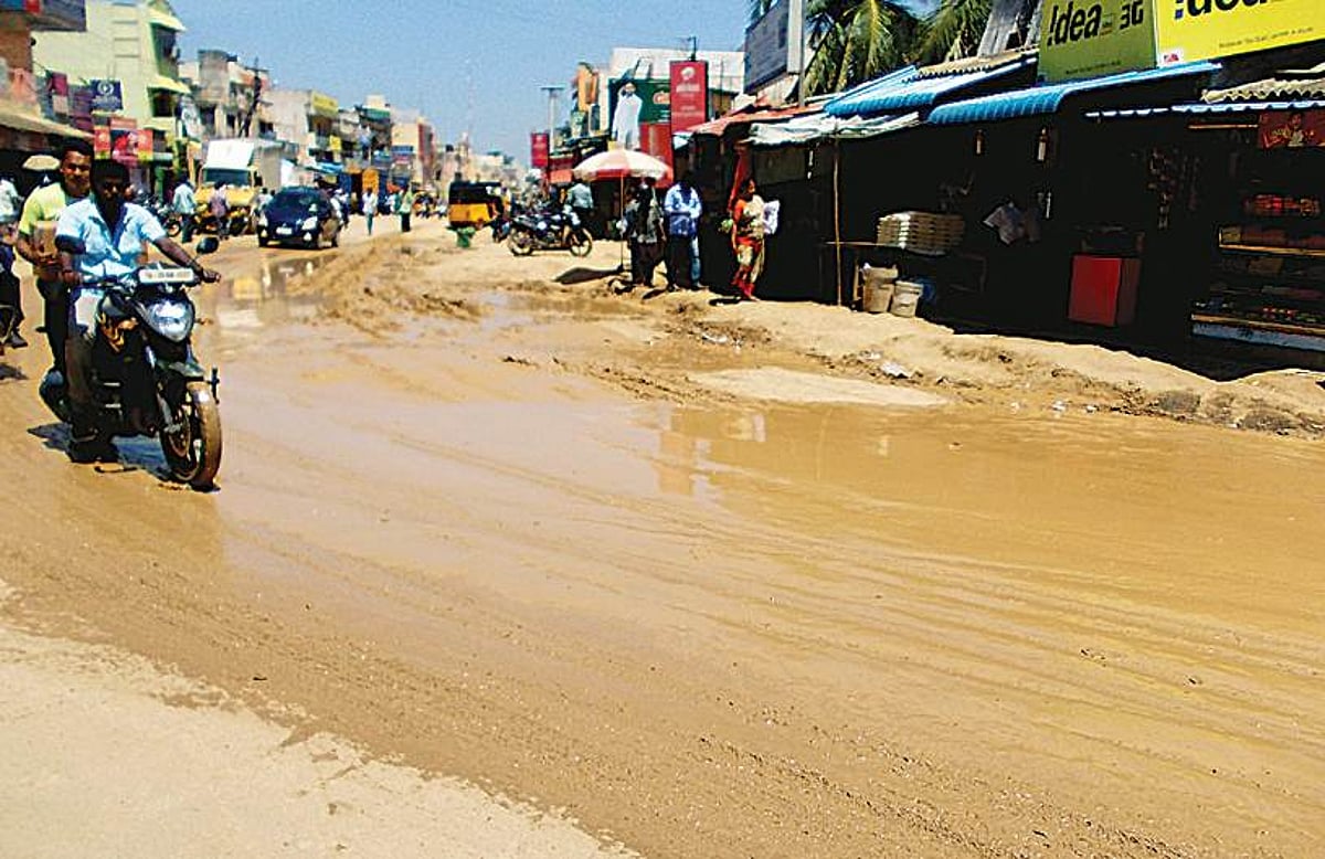 சேறும், சகதியுமான ஸ்ரீபெரும்புதூர் காந்தி சாலை