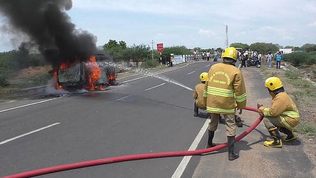 விருதுநகர் அருகே ஓடும் காரில் திடீர் தீ விபத்து 5 பேர் உயிர் தப்பினர்