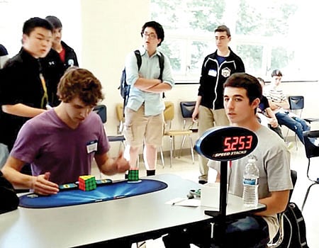 ரூபிக்ஸ் கனசதுர விளையாட்டில் சாதனை