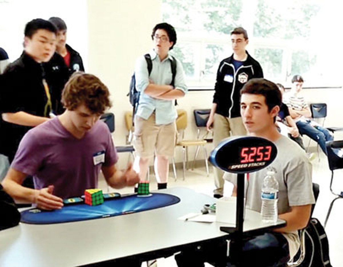 ரூபிக்ஸ் கனசதுர விளையாட்டில் சாதனை