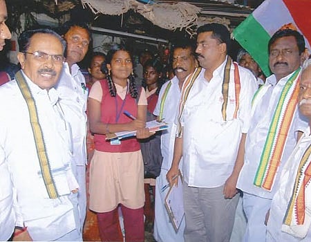 பூரண மதுவிலக்கு கோரி த.மா.கா சார்பில் கையெழுத்து பெறும் இயக்க நிகழ்ச்சி