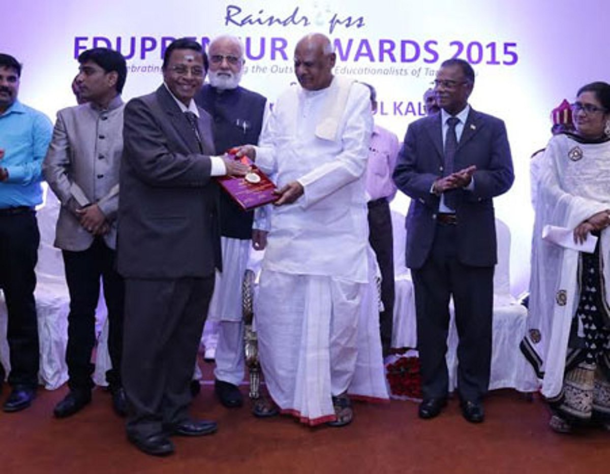 கலசலிங்கம் பல்கலை. வேந்தருக்கு சிறந்த கல்வி சேவைக்கான விருது: ஆளுநர் வழங்கினார்