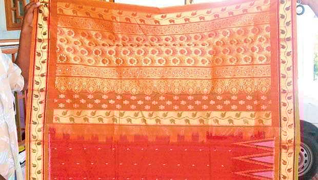 கோரா பட்டுச் சேலைகள் தயாரிப்பதில் நெருக்கடி