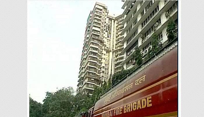 மும்பை குடியிருப்பின் 20வது மாடியில் பயங்கர தீ விபத்து: 2பேர் உடல் கருகி பலி