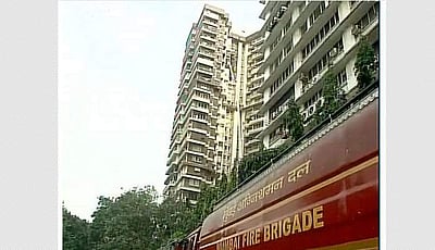 மும்பை குடியிருப்பின் 20வது மாடியில் பயங்கர தீ விபத்து: 2பேர் உடல் கருகி பலி