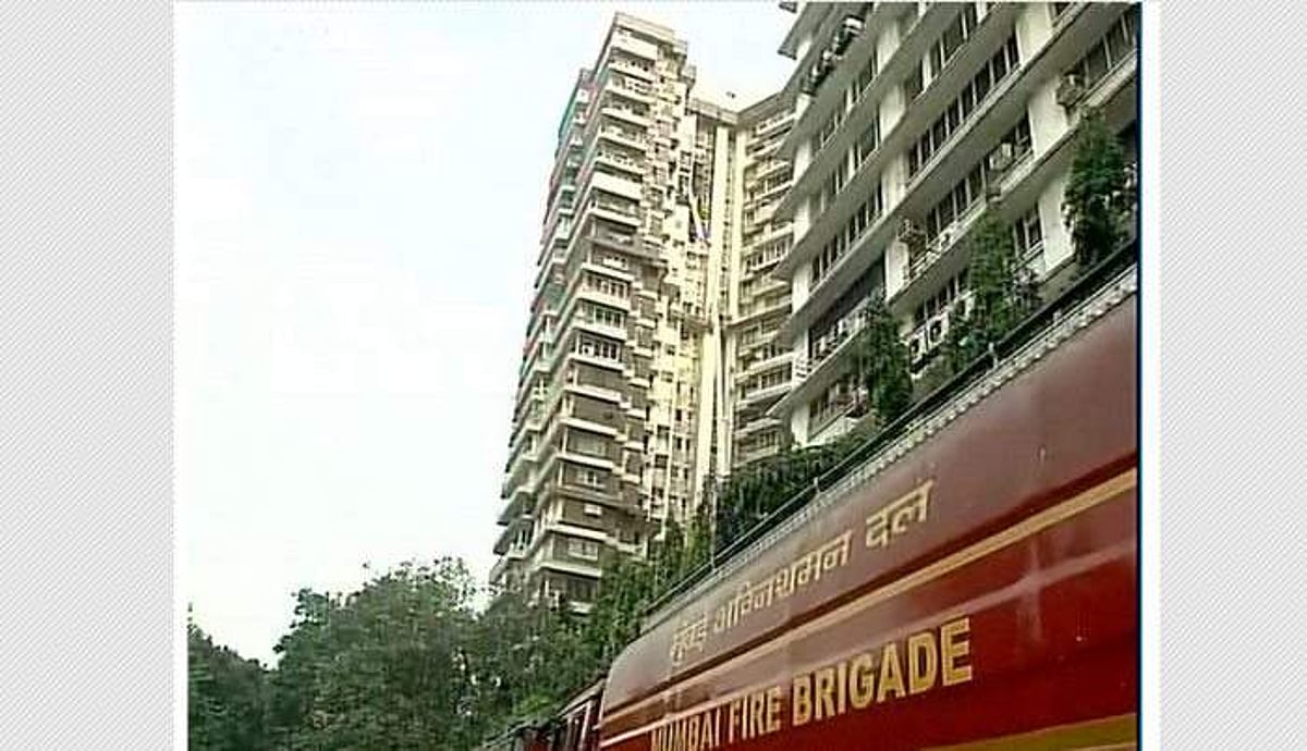 மும்பை குடியிருப்பின் 20வது மாடியில் பயங்கர தீ விபத்து: 2பேர் உடல் கருகி பலி