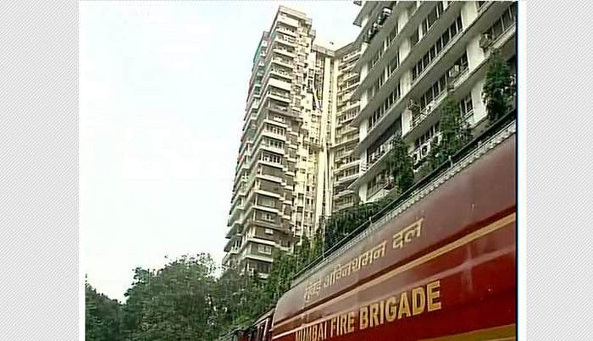 மும்பை குடியிருப்பின் 20வது மாடியில் பயங்கர தீ விபத்து: 2பேர் உடல் கருகி பலி
