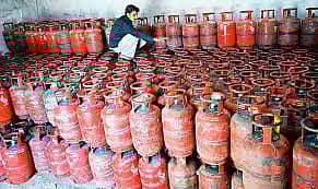 மானிய சிலிண்டர் விலை ரூ.2.34ம், மானியமில்லா சிலிண்டர் விலை ரூ.48ம் உயர்வு