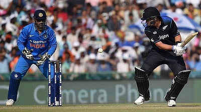 மொகாலி ஒருநாள் போட்டி: இந்தியாவுக்கு 286 ரன்கள் வெற்றி இலக்கு!