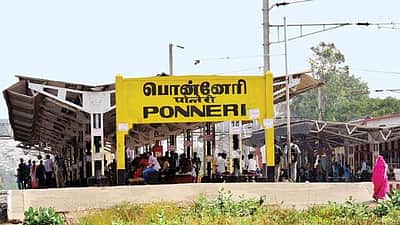 பொன்னேரி ரயில் நிலையத்தில் என்ஜின் பழுதால் நிறுத்தப்பட்ட விரைவு ரயில்: பயணிகள் அவதி