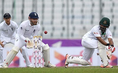 இங்கிலாந்திற்கு எதிரான முதல் டெஸ்ட்: 220 ரன்களுக்கு வங்கதேசம் 'ஆல்  அவுட்'!