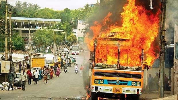 கலவரத்தில் லாரி தொழில்!: முடங்கிய ரூ.1 லட்சம் கோடி வர்த்தகம்