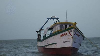 படகு பழுதானதால் ஆழ்கடலில் தத்தளிக்கும் கன்னியாகுமரி மீனவர்கள் 