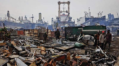 பாகிஸ்தானில் உள்ள பழைய கப்பல்களை உடைக்கும் தளத்தில் விபத்து: 10 பேர் பலி!