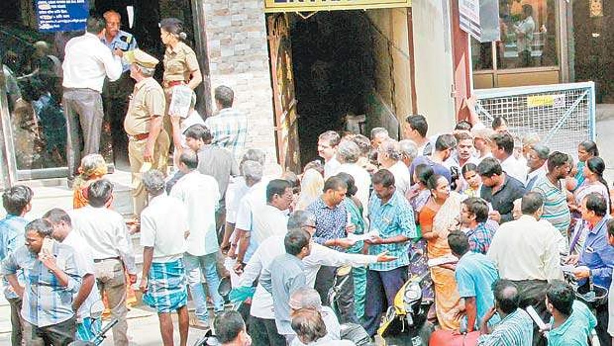 ரூபாய் நோட்டுகளை மாற்ற நீண்ட வரிசை