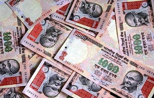 குடிசை மக்கள் மூலம் பணத்தை மாற்றும் வட்டிக் கடைக்காரர்கள் ரூ. 4 ஆயிரத்துக்கு ரூ. 300 கமிஷன்