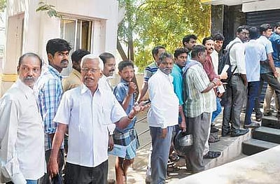 கடந்து செல்லும், காத்திருங்கள்!