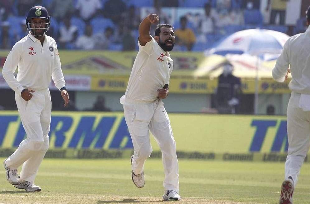 ஸ்டம்பு எகிறியது! குக்கை அற்புதமாக கிளீன் போல்ட் செய்த ஷமி! (வீடியோ)